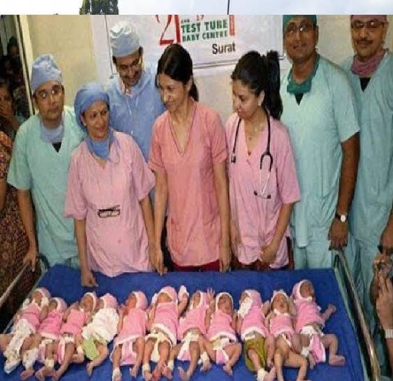 ऐसा पहली बार हुआ जब किसी महिला ने एक ही समय में नौ जीवित बच्चों को जन्म दिया।