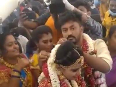 तमिलनाडु के एक जोड़े ने 23 मई को अपने करीबी दोस्तों और परिवार की मौजूदगी में मदुरै से थूथुकुडी जाते समय दूल्हा और दुल्हन के एक विमान में शादी के बंधन में बंधने के बाद सुर्खियां बटोरीं।