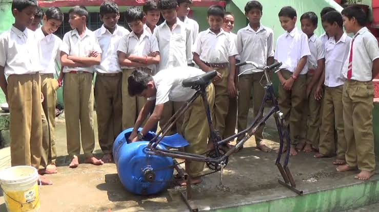 सरकारी स्कूल के छात्र ने बनाई अनोखी वाशिंग मशीन.