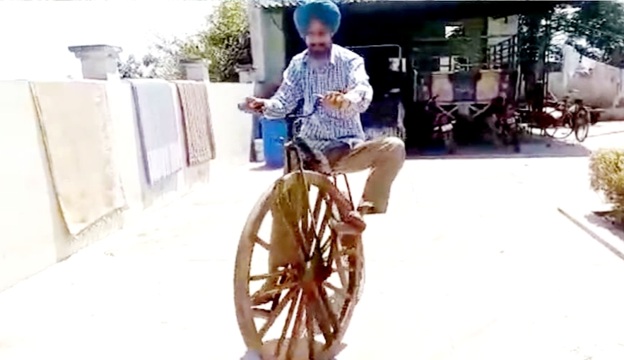 अंग्रेजों के जमाने वाली 100 साल पुरानी लकड़ी की बनी साइकिल, 50 लाख रुपए में मांग चुका है एक व्यक्ति