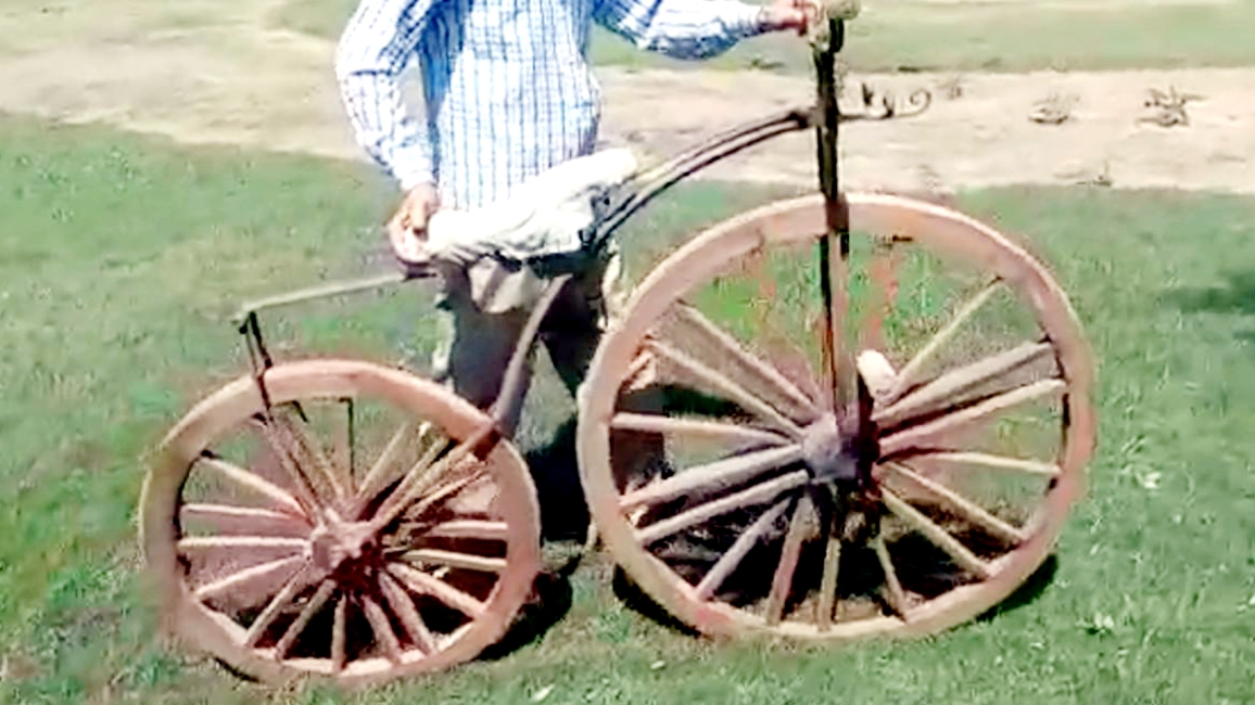 अंग्रेजों के जमाने वाली 100 साल पुरानी लकड़ी की बनी साइकिल, 50 लाख रुपए में मांग चुका है एक व्यक्ति
