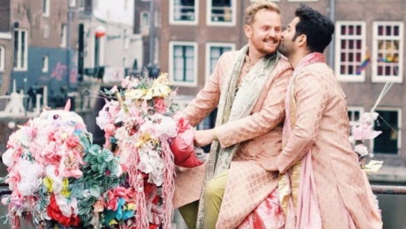 दिल्ली के एक लड़के ने पोलैंड के लड़के से किया समलैंगिक विवाह, किस करते हुए तस्वीरें वायरल