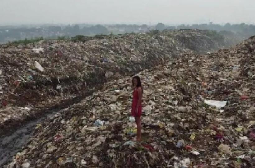 कचरे के पहाड़ पर कैटवॉक करते नजर आई मिस झारखंड, सरकार को दिया संदेश