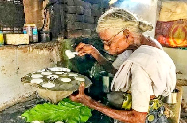 केवल ₹1 में इडली  बनाकर भेजती थी बुजुर्ग महिला, आनंद महिंद्रा ने की मदद और बनवा कर दिया नया घर