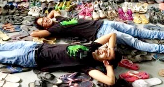केवल 25 साल की उम्र में दो दोस्तों ने पुराने जूते चप्पल बेचकर खड़ी कर दी करोड़ों की कंपनी
