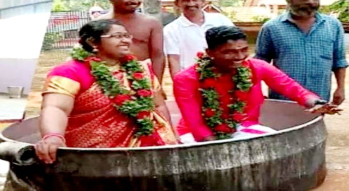 केरल में बाढ़ के बीच खाना बनाने के बर्तन में बैठकर मैरिज हॉल तक पहुंचे दूल्हा दुल्हन