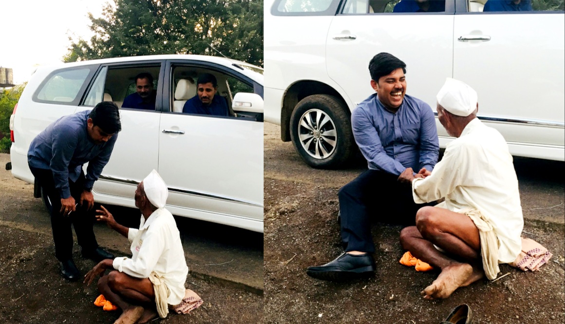 एक बुजुर्ग के साथ रास्ते पर बैठकर हंसी मजाक करते दिखे IAS रमेश घोलप, कहां मैं जमीन से जुड़ा आदमी हूं