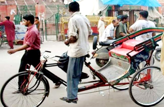 रिक्शा चलाने वाले सामान्य व्यक्ति को इनकम टैक्स विभाग ने 3 करोड़ रुपए टैक्स चुकाने का दिया नोटिस