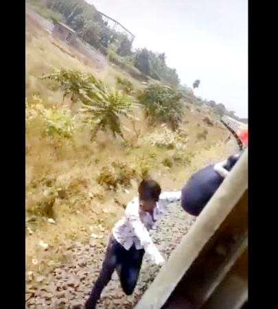 टिक टॉक वीडियो बनाते हुए चलती ट्रेन से गिरा युवक, रेल मंत्री ने वीडियो शेयर करते हुए कहीं यह बात