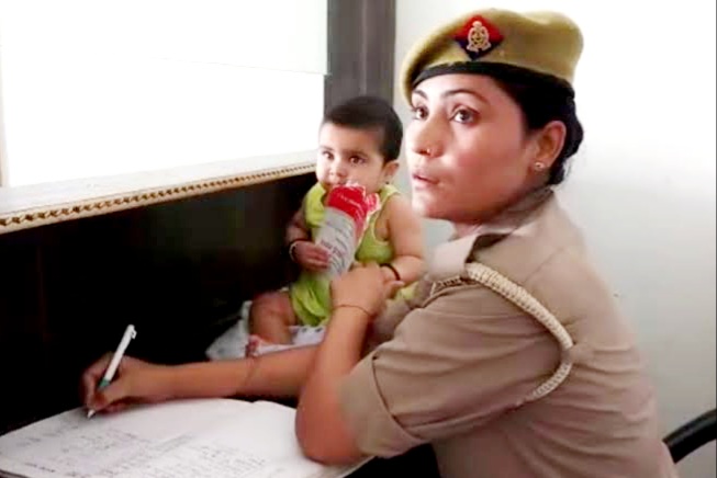 6 महीने की बनी बेटी के साथ ड्यूटी करती दिखी महिला पुलिस, तस्वीर देखकर DGP ने करा दिया ट्रांसफर