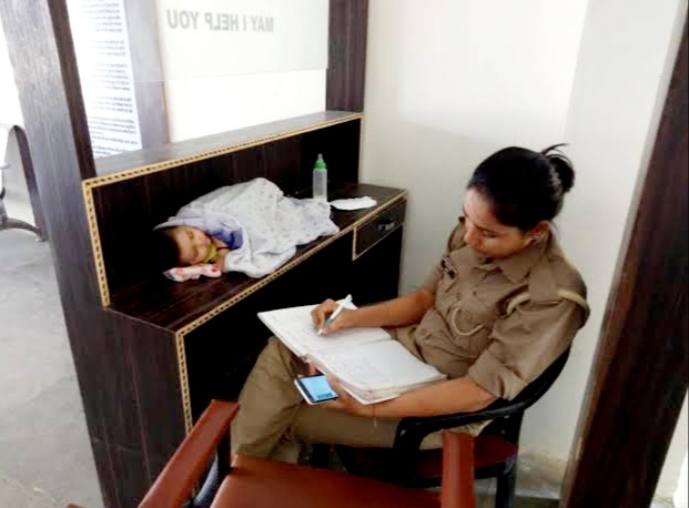 6 महीने की बनी बेटी के साथ ड्यूटी करती दिखी महिला पुलिस, तस्वीर देखकर DGP ने करा दिया ट्रांसफर