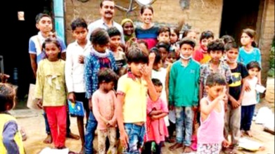 50 बच्चों को लिया गोद, यह टीचर भीख मांगने वाले बच्चों को दे रहा पढ़ाई लिखाई और भोजन