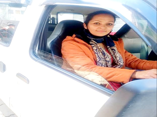 शिमला की पहली महिला टैक्सी ड्राइवर, परिस्थिति के वजह से बनी टैक्सी ड्राइवर, ग्रेजुएशन कर चुकी है