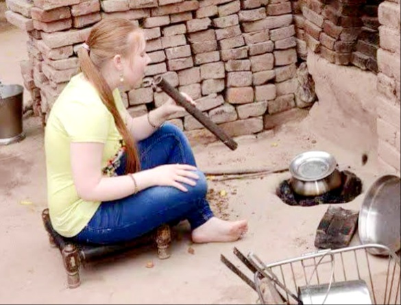 रशियन लड़की को हुआ हरियाणा के लड़के से प्यार, प्यार के खातिर गांव में चूल्हे पर बना रही खाना
