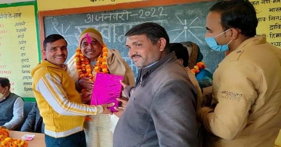 रिटायरमेंट के रूप में मिले 40 लाख रुपयों को बांटा गरीब बच्चों में, इस शिक्षक ने पेश की मिसाल।