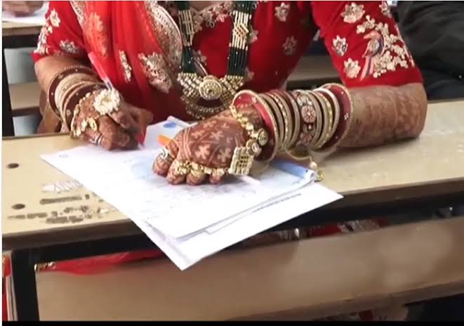 उत्तर प्रदेश : ससुराल जाने पहले पेपर देने पहुंची दुल्हन, सब कर रहे है तारीफ