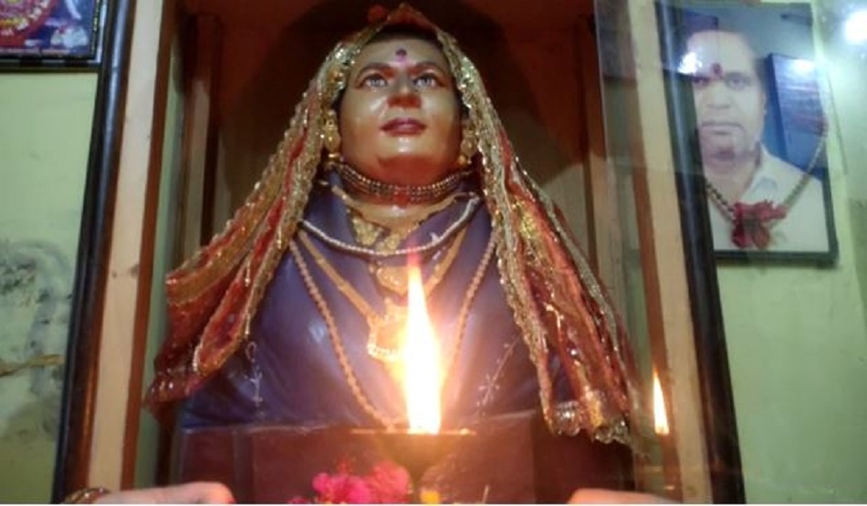 11 बहुओं ने अपनी सास को दी देवी की पदवी, सोने के गहने पहनाकर रोजाना करती है मूर्ति की पूजा