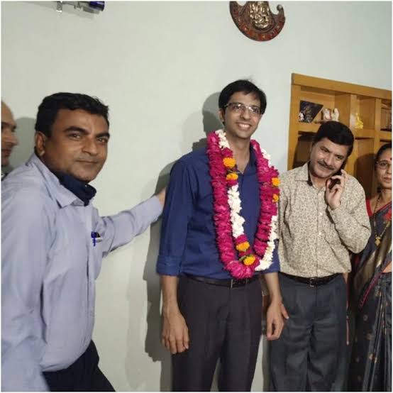 रिक्शा चालक के बेटे ने 21 साल की उम्र में IAS बनकर सबको चौकाया, 7वी क्लास की पढ़ाई छोड़ छोटे भाई ने भी की थी मदद