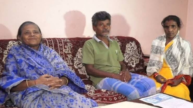 25 साल से निस्वार्थ सेवा कर रहा था रिक्शा चालक, इनाम करोड़ो की सम्पत्ति और जायदाद की बुजुर्ग महिला ने रिक्शा चालक के नाम।